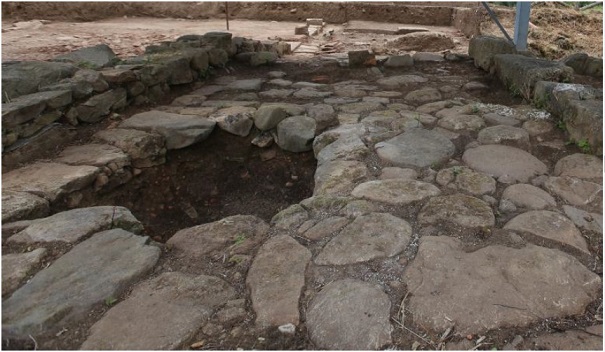 Caselle in Pittari, Casa con il cortile basolato, particolare del cortile con traccia in negativo del sacrario